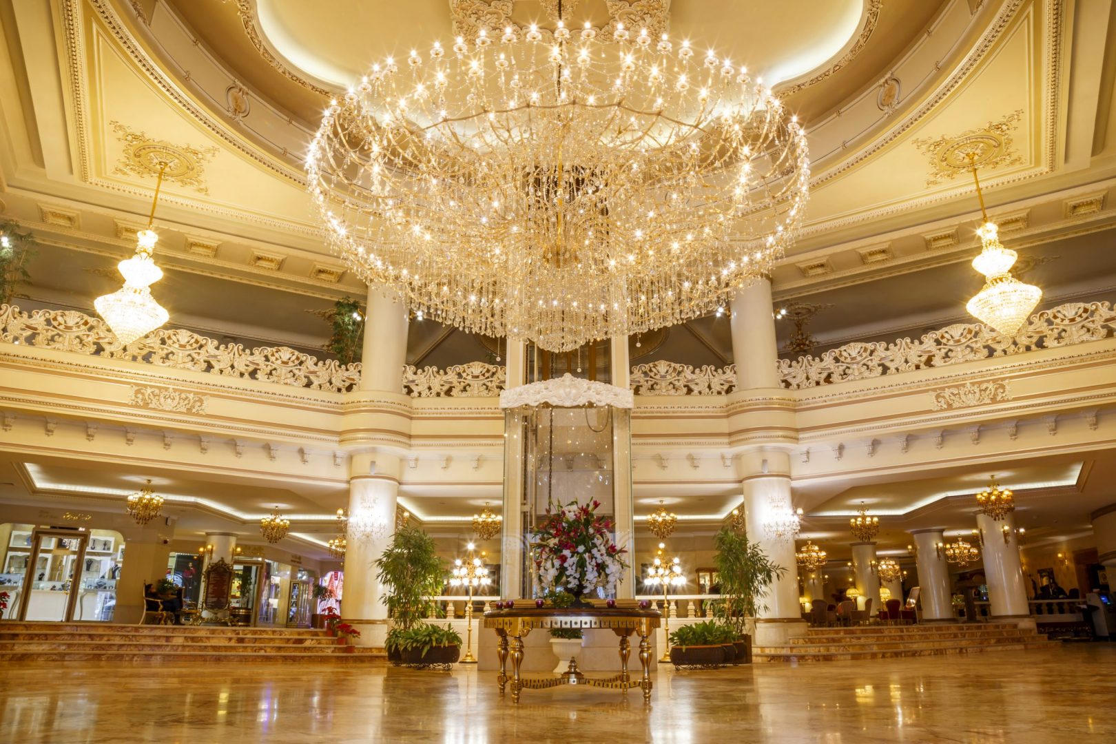 خدمات هتل قصر طلایی
